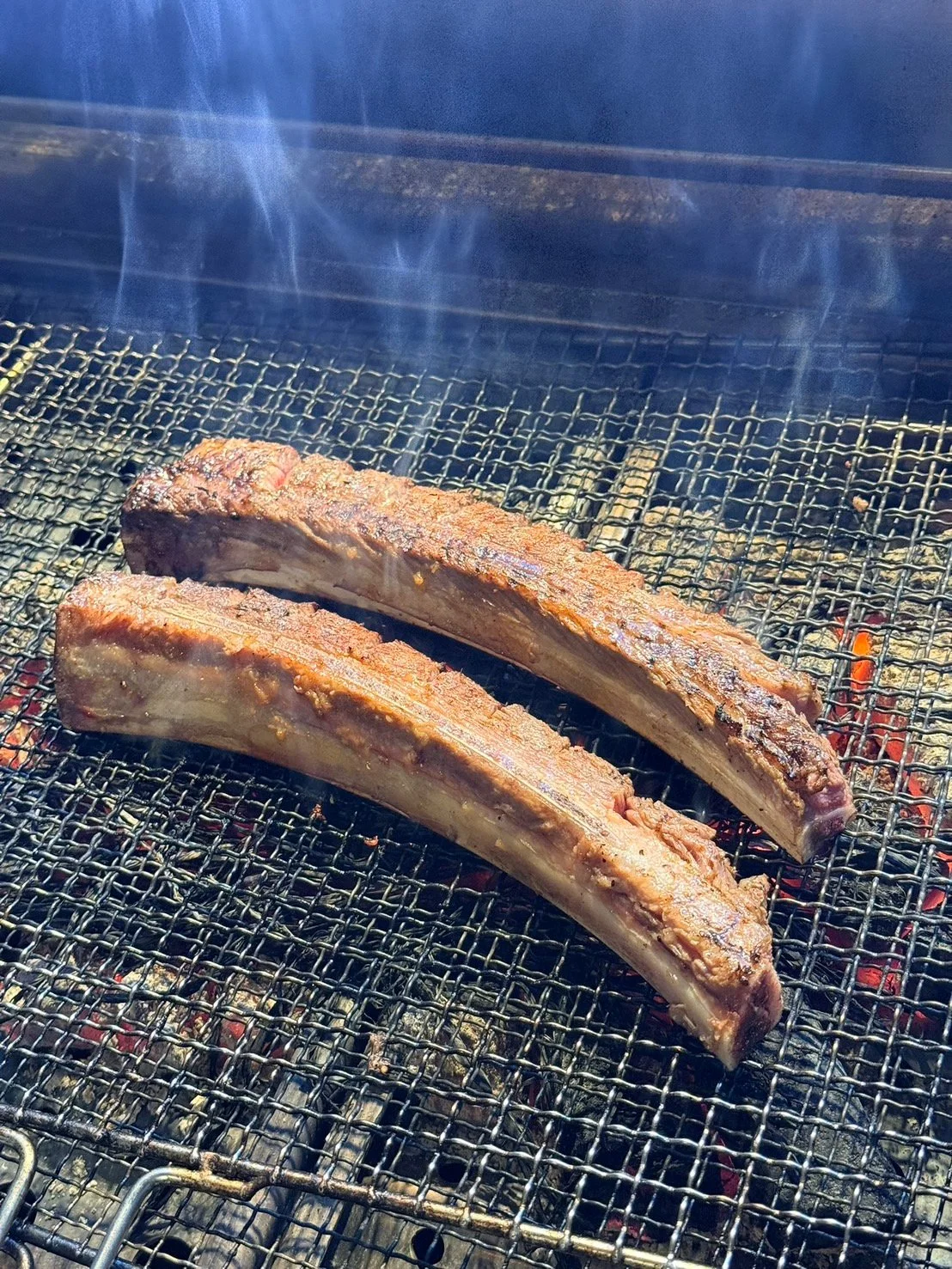 焼肉用の肉が数種類並ぶ大皿を上から見た料理写真
